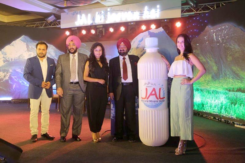 torquesjal water bottle opening with sunny leone